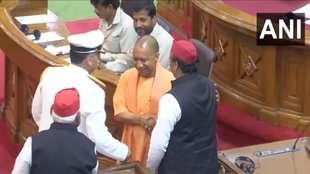Yogi Adityanath shakes hands with Akhilesh Yadav watch video|cm yogi vs akhilesh yadav| Samajwadi Party chief and Leader of Opposition Akhilesh Yadav
