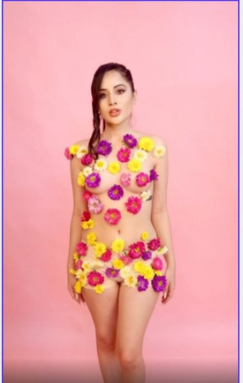 Urfi javed Latest Photos: एक्ट्रेस उर्फी जावेद अपने ड्रेसिंग सेंस के लिए अकसर चर्चा में रहती हैं। आए दिन उनकी तस्वीरें सोशल मीडिया में वायरल होती हैं। एक बार फिर से ऐसा ही हुआ है। इस बार उर्फी जावेद फूलों से सजी ड्रेस में नजर आई हैं।