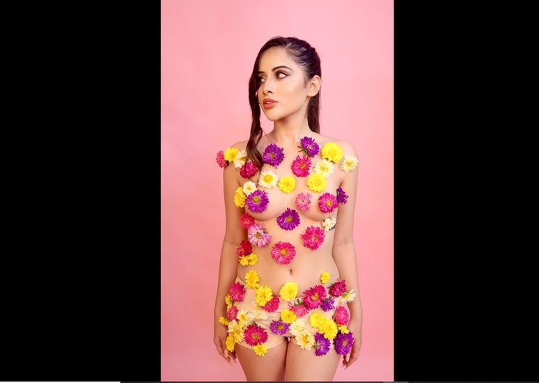 उर्फी जावेद का ये ड्रेसिंग सेंस ज्यादातर लोगों को अटपटा लग रहा है। लोग कमेंट में अपनी बातें भी लिख रहे हैं।