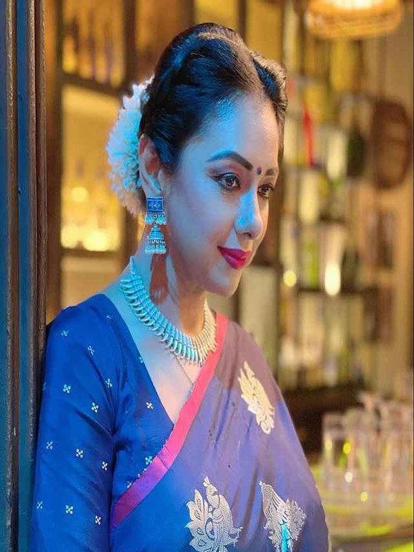 ANUPAMA HAIR BUN LOOKS_11zon