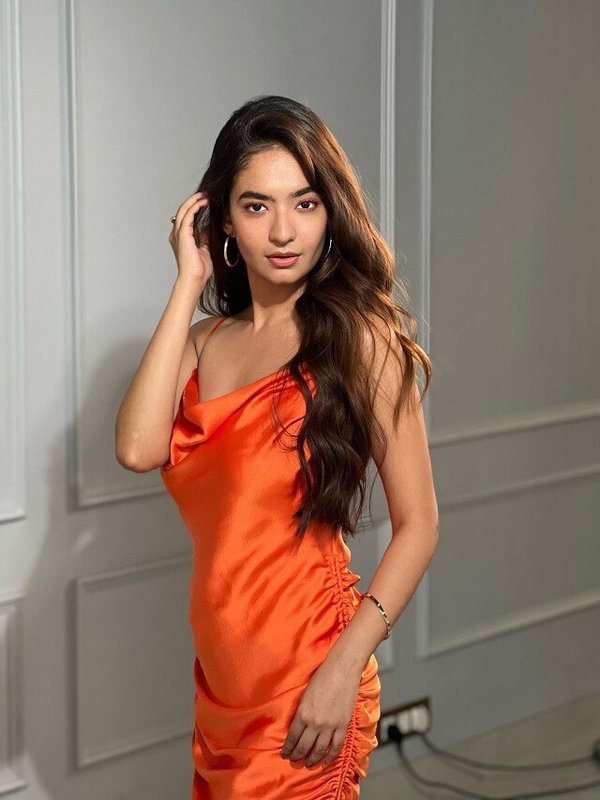 ANUSHKA SEN IN DEEPNECK SHORT D