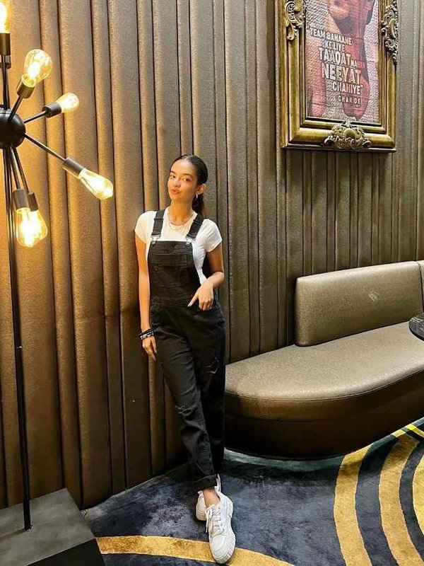 ANUSHKA SEN IN SIMPLE DENIM LOOK_11zon