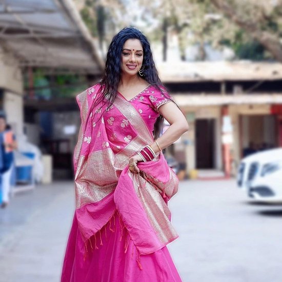 Anupamaa Fame Rupali Ganguly: अनुपमा टीवी का पॉपुलर सीरियल है। इस शो में लीड रोल प्ले करती हैं रूपाली गांगुली। अनुपमा में रूपाली का किरदार ऐसा है कि जिसमें वह हमेशा साड़ी में दिखती हैं। हालांकि रियल लाइफ रूपाली गांगुली हर तरह के कपड़े पहनती हैं। आइए देखें एक्ट्रेस की वेस्टर्न ड्रेस में कुछ तस्वीरें: