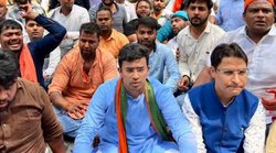 दिल्ली पुलिस ने कहा- अरविंद केजरीवाल के आवास के बाहर तोड़फोड़ की फुटेज में नहीं दिखे तेजस्वी सूर्या, मजा लेने लगे सोशल मीडिया यूजर्स