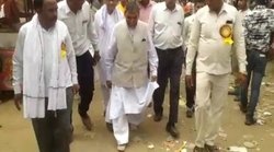 यूपी: उद्घाटन करने पहुंचे BJP MLA का जूता हुआ चोरी, लोग लेने लगे मजे