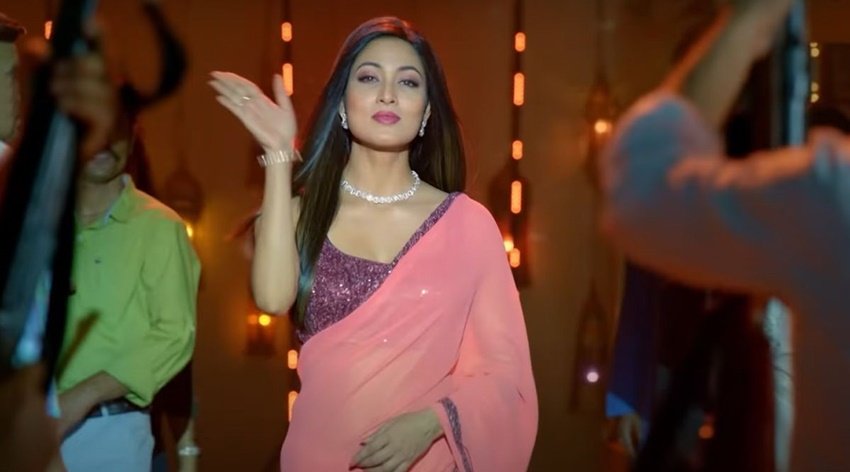 Bhabiji Ghar Par Hain: भाबीजी घर पर हैं टेलीविजन की दुनिया का चर्चित शो है। सालों से यह शो लोगों को गुदगुदाता आ रहा है। सौम्या टंडन (Saumya Tandon) और नेहा पेंडसे (Neha Pendse) के बाद इस शो में नई विदिशा श्रीवास्तव (Vidisha Srivastava) अनीता भाभी उर्फ गोरी मेम का किरदार निभा रही हैं। विदिशा शो में अकसर साड़ी में ही दिखती हैं। हालांकि रियल लाइफ में वह वेस्टर्न आउटफिट की शौकीन हैं। विदिशा के फैंस को भी उनका ये वेस्टर्न लुक पसंद आता है।