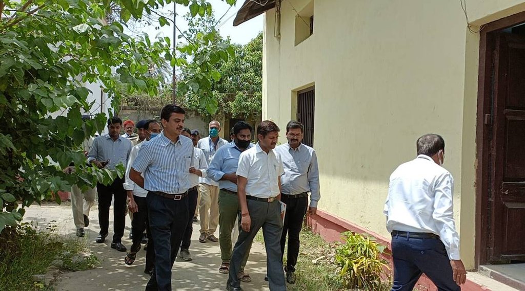 वर्षों से बंद रहे भागलपुर के वस्त्र व रेशम संस्थान का जायजा लेने पहुंची प्रधान सचिव के नेतृत्व में आई उद्योग विभाग की टीम।