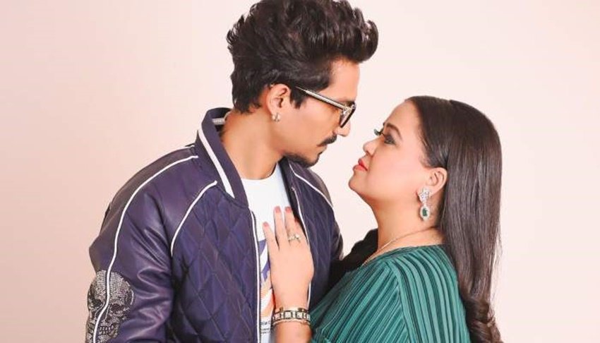 भारतीय मनोरंजन जगत की मशहूर कॉमेडियन भारती सिंह (Bharti Singh) ने बेटे को जन्म दिया है। सोशल मीडिया के जरिए भारती और हर्ष लिंबाचिया (Harsh Limbachia) ने अपनी ये खुशी फैंस के साथ शेयर की। प्रेग्नेंसी से पहले भारती सिंह ने अपना वजन काफी कम लिया था। लोग उनकी फैट टू फिट (Bharti Singh Fat to Fit) जर्नी देख हैरान थे। (Photo: Bharti Singh Instagram)