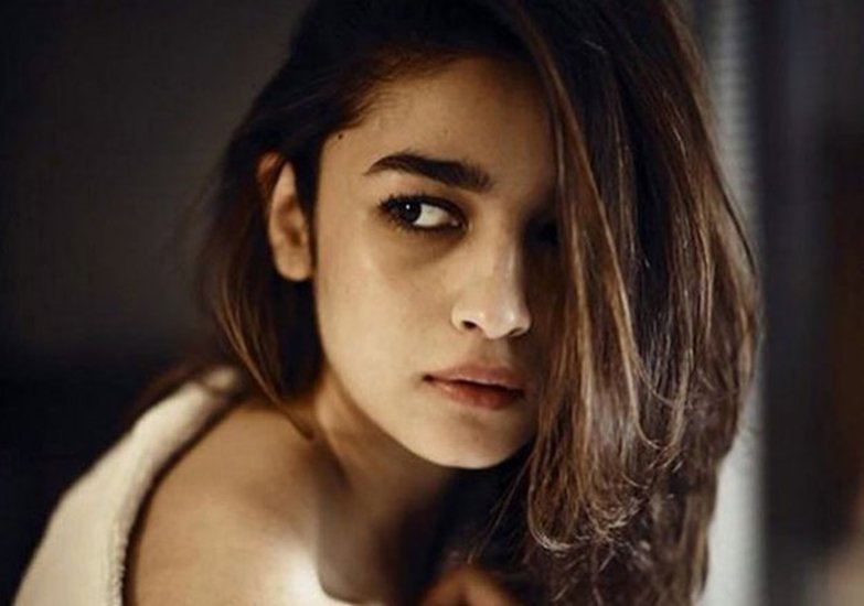 आलिया भट्ट के बाएं कान के ऊपर माथे की तरफ तिल है।