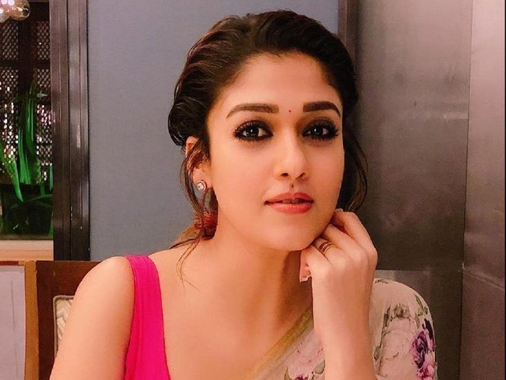 सुपरस्टार एक्ट्रेस नयनतारा के होठों के ऊपर ठीक बीच में तिल है जो उन्हें और भी सुंदर बना देता है।