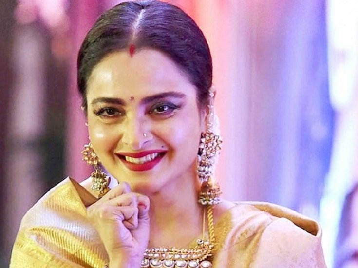 इस फेहरिस्त में एक नाम रेखा का भी है जिनके होठ के ऊपर दाईं तरफ तिल है।