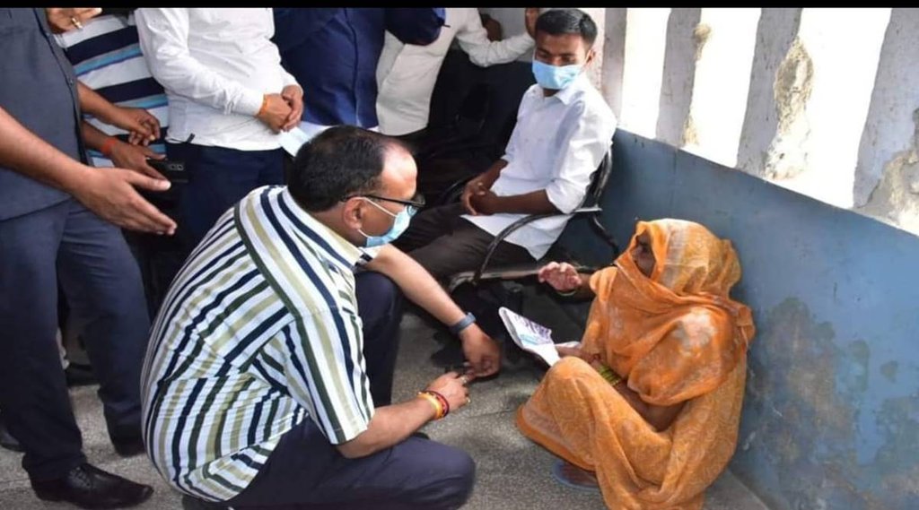 अस्पताल के निरीक्षण के दौरान महिला मरीज से पूछताछ करते स्वास्थ्य मंत्री ब्रजेश पाठक।