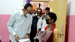 कैमरामैन जब साथ होता है तो कैसे छुपता होगा?- अस्पताल में आम आदमी बनकर छापा मारने पहुंचे स्वास्थ्य मंत्री तो लोग करने लगे ऐसे कमेंट