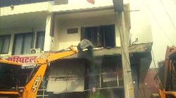 यूपीः शाहजहांपुर में SP नेता की अवैध इमारत पर बुल्डोजर, कार्रवाई का वीडियो देख बोले लोग- हॉस्पिटल को भी नहीं छोड़ा…