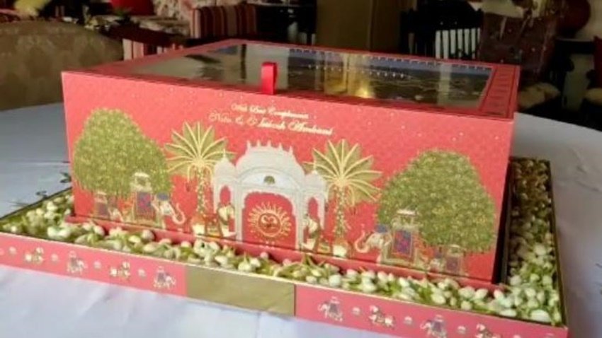 रिलायंस इंडस्ट्रीज के चीफ मुकेश अंबानी के बेटे आकाश अंबानी की शादी का कार्ड बेहद भव्य था।