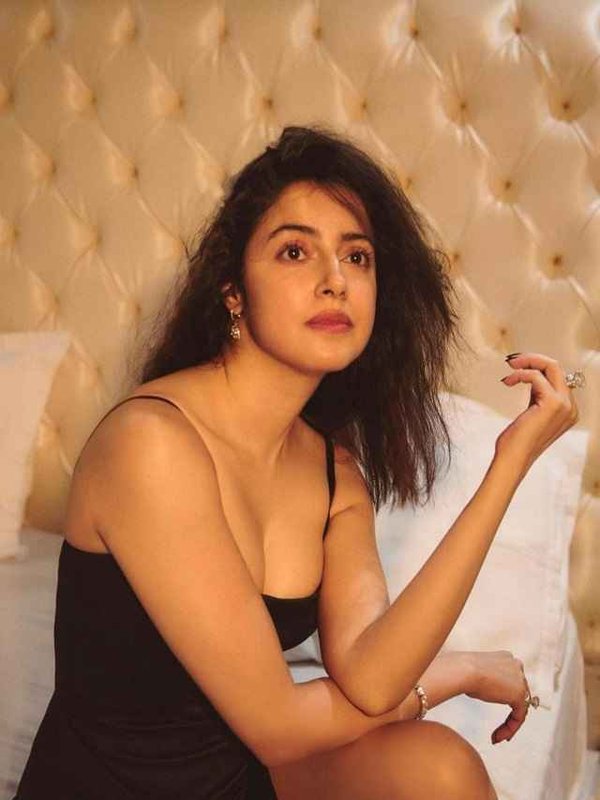 DIVYA KHOSLA IN BOLD BEDROOM PHOTOSHOOT_11zon