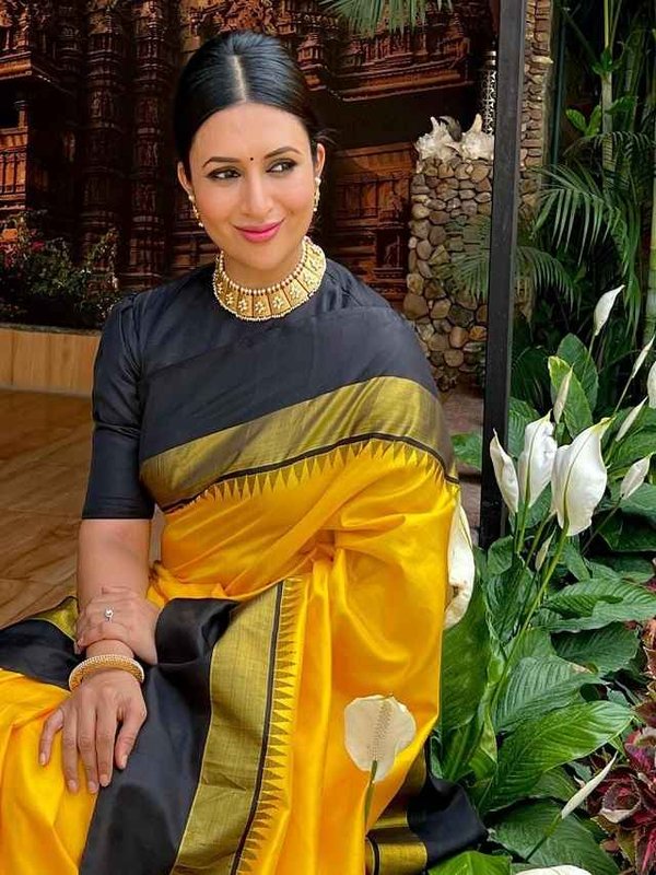 DIVYANKA TRIPATHI IN YELLOW BENARSI SAREE_11zon (1)