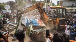 इनको किसने दिया है यह अधिकार – बुलडोजर पर बैठकर रिपोर्टिंग करती दिखीं अंजना ओम कश्यप तो लोगों ने किए ऐसे सवाल