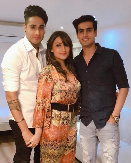 एक्ट्रेस उर्वशी ढोलकिया ने 16 साल की उम्र में शादी कर ली थी। शादी के सालभर बाद ही उनका तलाक हो गया। उर्वशी जुड़वा बच्चों की मां हैं।