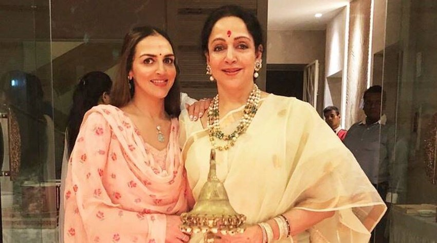 Esha Deol Hema Malini: ईशा देओल धर्मेंद्र (Dharmendra) और हेमा मालिनी की बड़ी बेटी हैं। ईशा देओल के सोशल मीडिया पर उनकी तमाम ऐसी तस्वीरें हैं जिनमें वह अपनी मां के साथ नजर आ रही है। इनमें से कुछ तस्वीरें उनके बचपन की हैं। आइए देखें मां के साथ ईशा देओल के बचपन की फोटोज: 