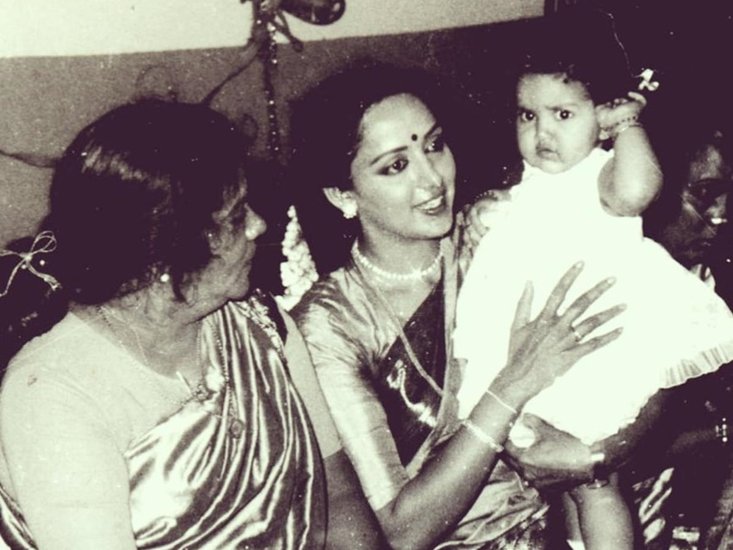 मां की गोद में ईशा देओल। साथ में नानी जया चक्रवर्ती भी हैं।