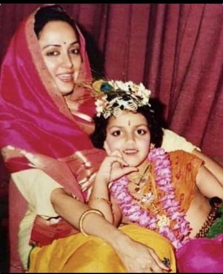 कृष्ण की भेषवूशा में मां हेमा मालिनी के साथ ईशा देओल।