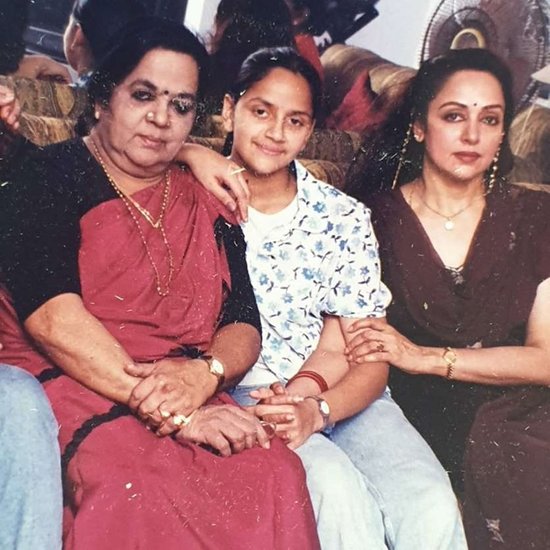 मां और नानी के साथ ईशा देओल।