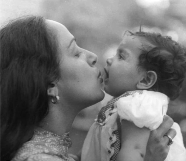 सालभर की ईशा को दुलार करतीं हेमा मालिनी।