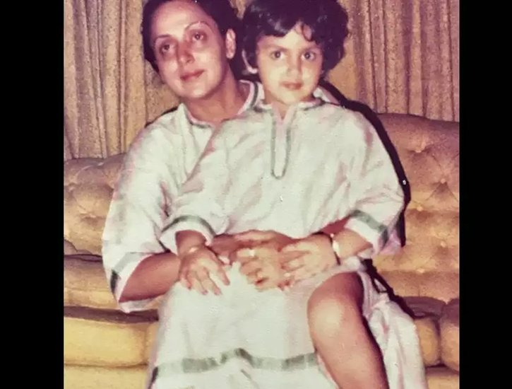 एक जैसी ड्रेस में हेमा मालिनी और ईशा देओल।