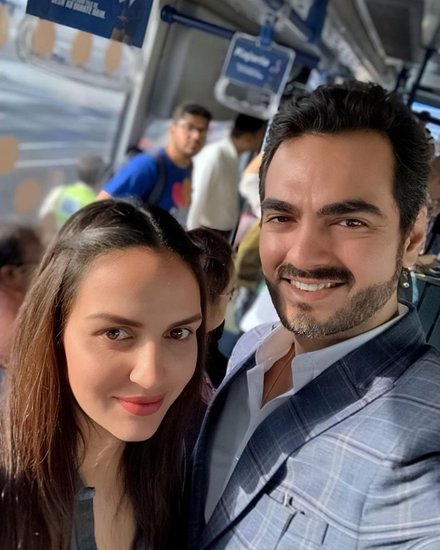 दोनों स्कूल के दिनों से एक दूसरे को जानते हैं।