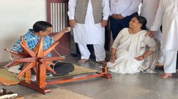 जो फोटो से कतरा रहे थे, सीधे आश्रम पहुंच गए- साबरमती आश्रम में केजरीवाल और भगवंत मान ने चलाया चरखा तो ऐसे मजे लेने लगे लोग