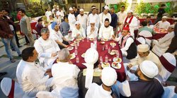 काश योगी जी से कुछ सीख पाते अखिलेश- इफ्तार में शामिल हुए अखिलेश यादव तो लोग ऐसे कसने लगे तंज