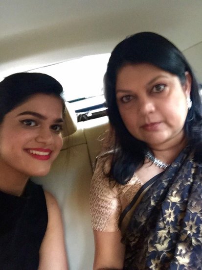 Adwaita Nayar, Nykaa: 31 वर्षीय अद्वैता नायर नाइका फैशन की को फाउंडर और सीईओ हैं। अद्वैता ने येल यूनिवर्सिटी से ग्रेजुएशन के बाद हार्वर्ड से एमबीए किया है। तस्वीर में वह अपनी मां फाल्गुनी नायर के साथ नजर आ रही हैं। (Photo: @Adwaitanayar/twitter)