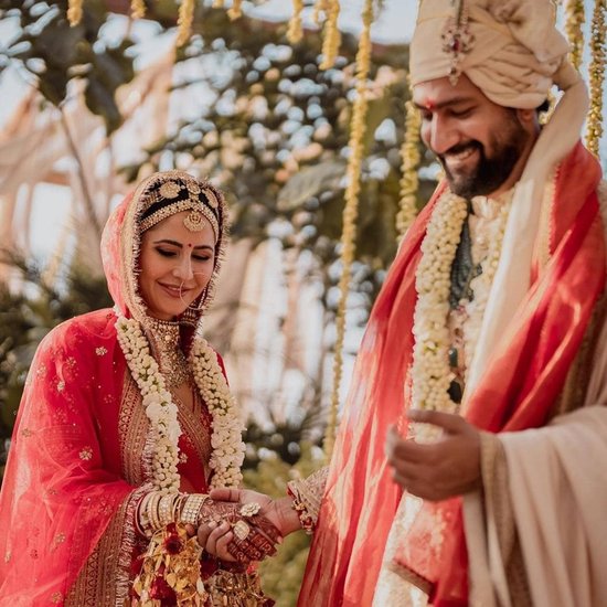 विकी कौशल औक कैटरीना कैफ ने भी अपनी शादी में जयमाल के लिए मोगरे के फूलों की माला को ही चुना था।