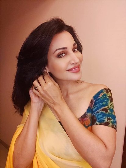 फ्लोरा ने अपने बढ़े वजन के कारण का जिक्र करते हुए बताया कि वह तब PCOS से ग्रसित थी। यह बेहद आम बीमारी है जिससे कई लड़कियां गुजरती हैं। इसमें लाख कोशिशों के बावजूद भी वजन पर मुश्किल से ही कंट्रोल हो पाता है।