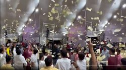 गुजरात के मंत्री पर की गई नोटों की बारिश तो लोगों ने कहा- ‘अच्छे दिन तो इनके ही आए हैं’