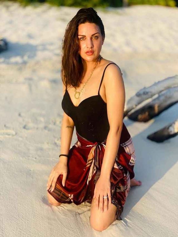HIMANSHI KHURANA IN BLACK BIKINI LOOK_11zon