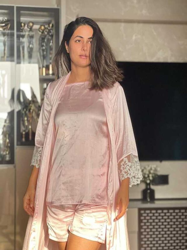 HINA KHAN - BED ROOM PHOTOSHOOT VIRAL