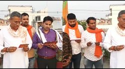 लड़कों को जबरदस्ती खड़ा कर दिया है क्या- किताब में देखकर हनुमान चालीसा पढ़ते दिखे बीजेपी कार्यकर्ता तो लोगों ने किए ऐसे कमेंट्स