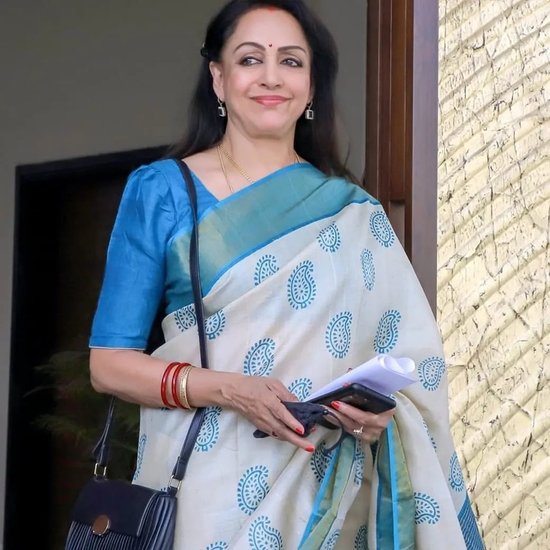 Hema Malini: हेमा मालिनी यपू में मथुरा से लोकसभा सांसद हैं। पिछले दो बार से वह यहां से चुनाव जीत रही हैं। हेमा मालिनी अकसर अपने निर्वाचन क्षेत्र में लोगों के बीच नजर आती हैं। हाल ही में उन्होंने बृज की चर्चित 84 कोस परिक्रमा की। 