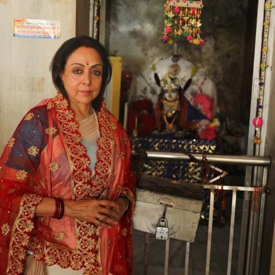 रास्ते में पड़ने वाले मंदिरों में रुककर हेमा मालिनी ने माथा भी टेका।