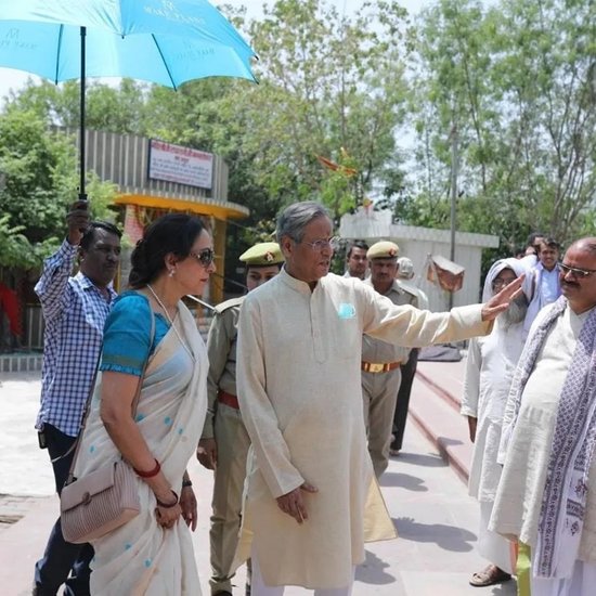 हेमा मालिनी ने परिक्रमा के दौरान अधिकारियों से वहां के हालातों का ब्योरा लिया।