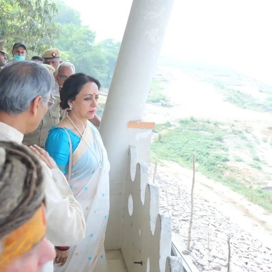 हेमा मालिनी के साथ बृज तीर्थ विकास परिषद के अधिकारी भी थे।