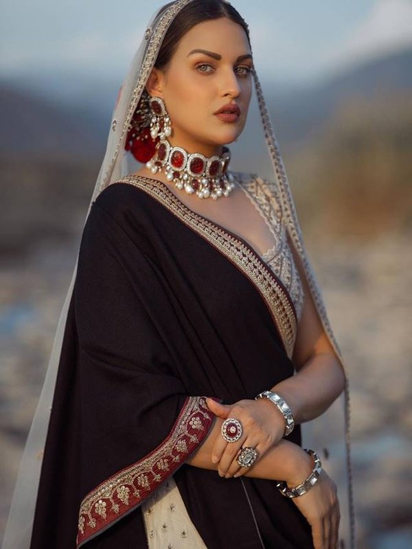 Himanshi khurana ka new look