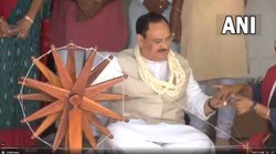 बीजेपी नेता जेपी नड्डा ने गुजरात में चलाया चरखा, गोडसे का नाम लेकर तंज कसने लगे यूजर्स
