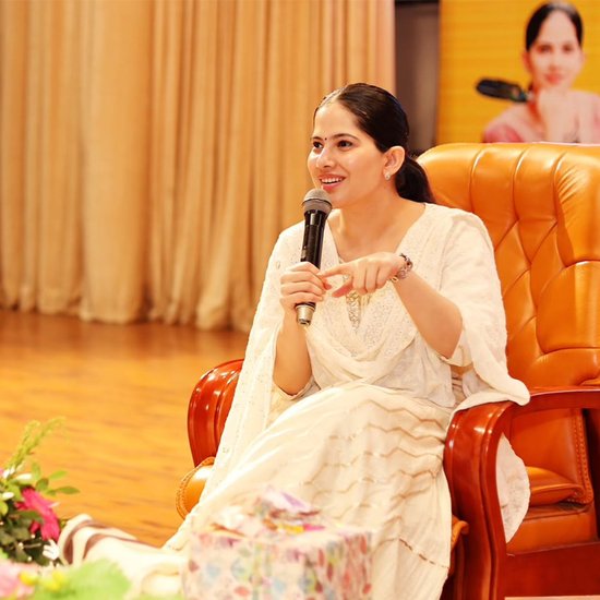 Jaya Kishori Motivational Quotes: जया किशोरी देश की चर्चित शख्सियत हैं। अपने कथा वाचन से शोहरत हासिल करने वालीं जया किशोरी (Sadhvi Jaya Kishori) एक मोटिवेशनल स्पीकर भी हैं। वह आए दिन सोशल मीडिया के जरिए लोगों को प्रोत्साहित करने का काम करती रहती हैं। जया किशोरी के मोटिवेशनल कोट्स उनके फॉलोअर्स के बीच काफी पसंद किये जाते हैं। आइए डालते हैं साध्वी जया किशोरी के कुछ ताजा कोट्स: