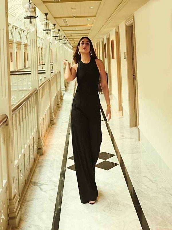 KAREENA KAPOOR IN ALL BLACK LOOK_11zon