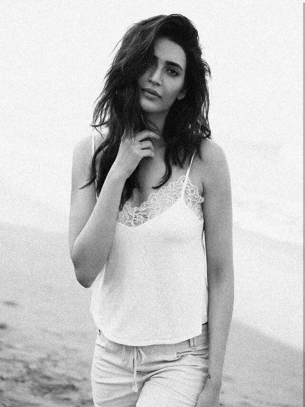 KARISHMA TANNA IN SIMPLE BOLD LOOK