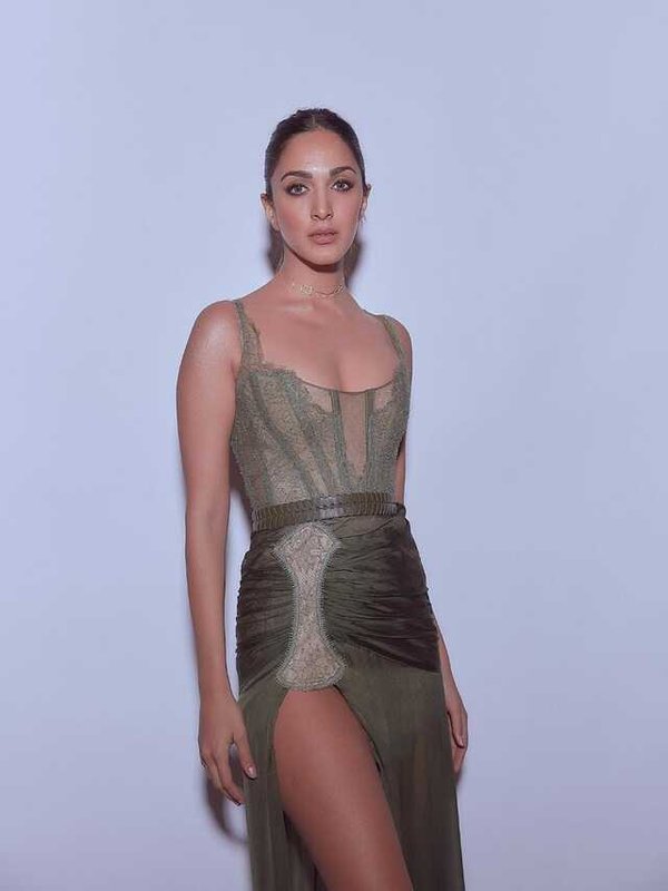 KIARA ADVANI IN TRANSPARENT DRESS - STUNNING LOOK