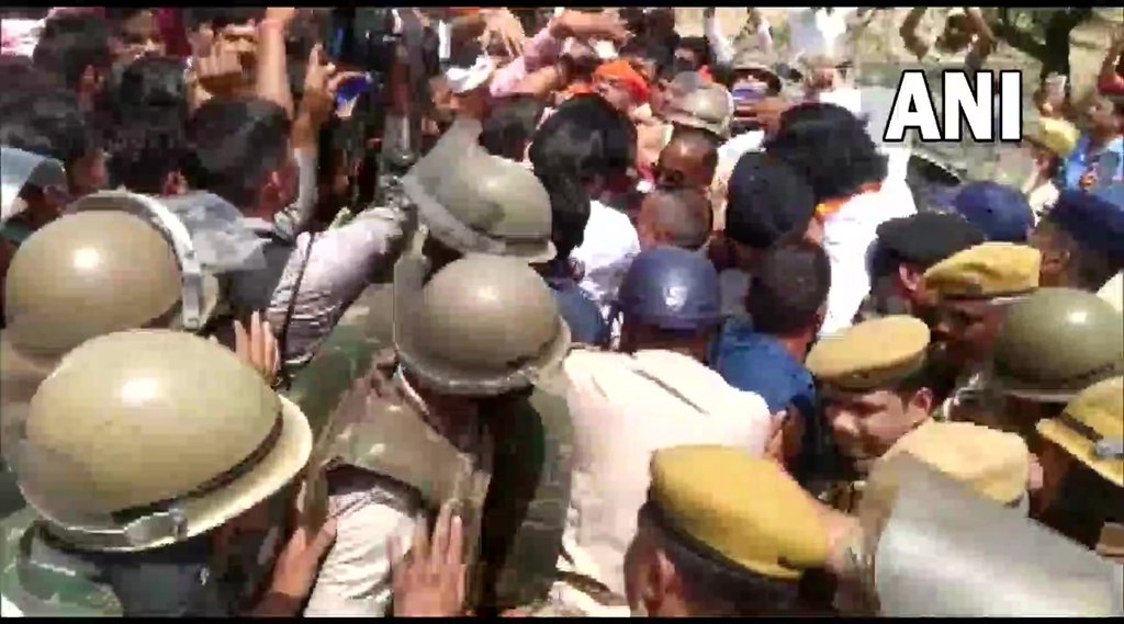 करौली जाने की कोशिश कर भारतीय जनता युवा मोर्चा के राष्ट्रीय अध्यक्ष तेजस्वी सूर्या और उनके समर्थकों को राजस्थान के दौसा के पास रोक दिया गया। (फोटो- एएनआई)